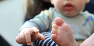 Eltern sind einer Studie zufolge durchschnittlich weniger zufrieden als Kinderlose, empfinden aber mehr Sinn im Leben (Archivbild). 