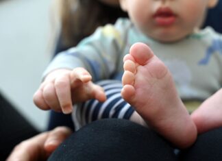 Eltern sind einer Studie zufolge durchschnittlich weniger zufrieden als Kinderlose, empfinden aber mehr Sinn im Leben (Archivbild). 