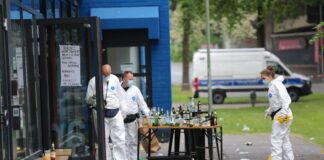 Polizei und Spurensicherung im Einsatz nach der Messerattacke in Bielefeld. (Archivbild)
