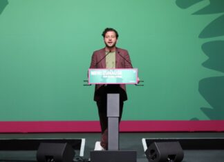 Grünen-Bundesvorsitzender Felix Banaszak machte den Delegierten Mut. 