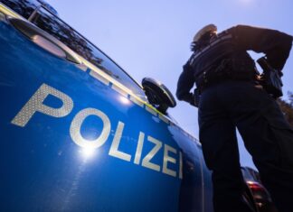 Eine wilde Verfolgungsjagd am Niederrhein endete mit einer Festnahme. (Symbolbild)