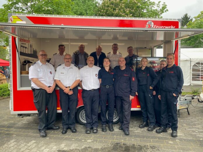 Offiziell eingeweiht wurde der Anhänger auf dem Feuerwehrfest in Neviges. Foto: Feuerwehr Velbert