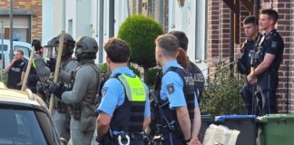 Die Eltern konnten die Wohnung am frühen Abend nach Angaben der Polizei unverletzt verlassen.