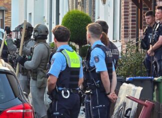 Die Eltern konnten die Wohnung am frühen Abend nach Angaben der Polizei unverletzt verlassen.