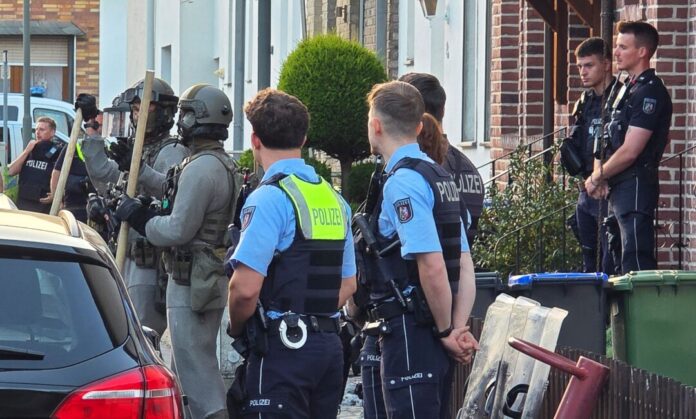 Die Eltern konnten die Wohnung am frühen Abend nach Angaben der Polizei unverletzt verlassen.
