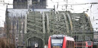 Knotenpunkte wie die Hohenzollernbrücke am Kölner Hauptbahnhof sorgen besonders häufig für Probleme im Bahnverkehr. (Archivbild)