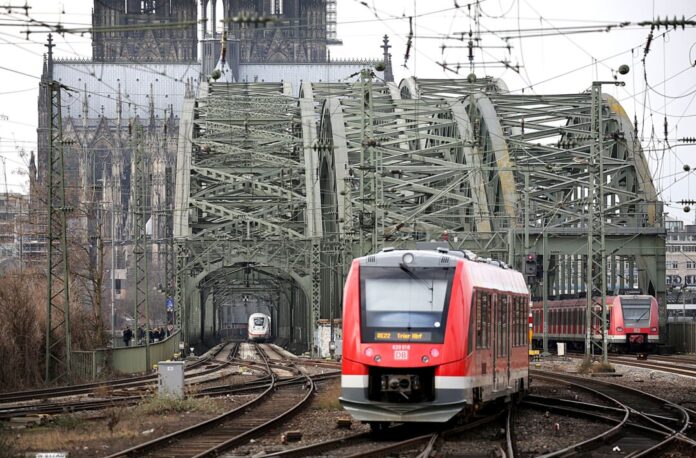 Knotenpunkte wie die Hohenzollernbrücke am Kölner Hauptbahnhof sorgen besonders häufig für Probleme im Bahnverkehr. (Archivbild)