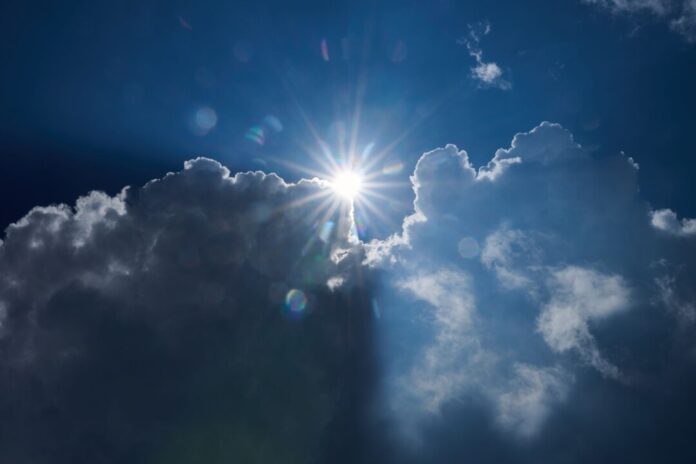 Sonne und Wolken Die Menschen in Nordrhein-Westfalen erwartet in den kommenden Tagen frühlingshaftes Wetter mit Sonne und Wolken. (Symbolbild)