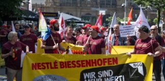 Nestlé-Beschäftigte kämpfen um ihre Jobs. 