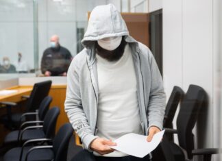 Abu Walaa 2021 vor dem Oberlandesgericht Celle - er klagt gegen seine Ausweisung nach seiner Haftentlassung. (Archivfoto)