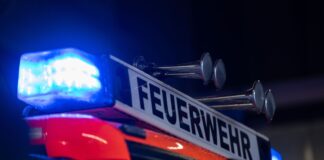 Die Einsatzkräfte der Feuerwehr weckten den Mann, der leicht verletzt wurde.(Symbolbild)