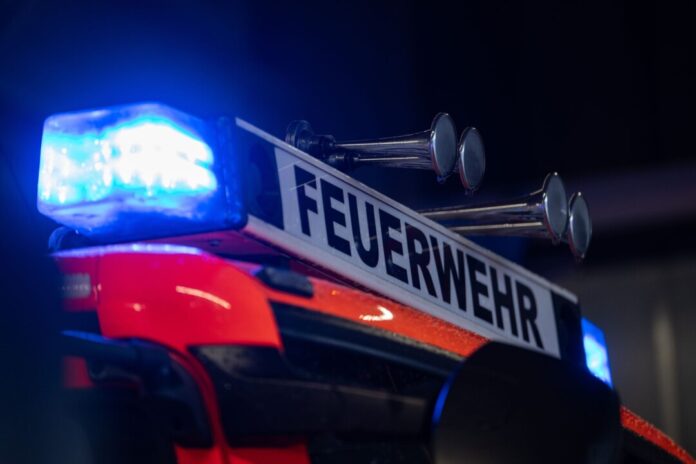 Feuerwehr - Symbolbild Die Einsatzkräfte der Feuerwehr weckten den Mann, der leicht verletzt wurde.(Symbolbild)