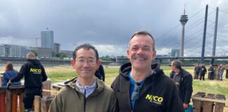 Die Pyrotechniker Hideki Kubota (l) und Martin Schmitz stehen beim Aufbau des japanischen Feuerwerks zusammen. 