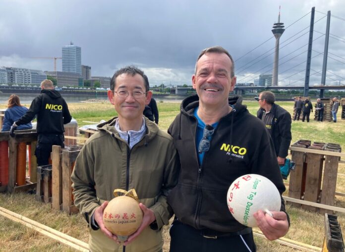 Japanisches Feuerwerk mit großen Kalibern in Düsseldorf Die Pyrotechniker Hideki Kubota (l) und Martin Schmitz stehen beim Aufbau des japanischen Feuerwerks zusammen.