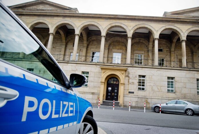 Auch Polizisten schützten den Prozess. (Archivbild)