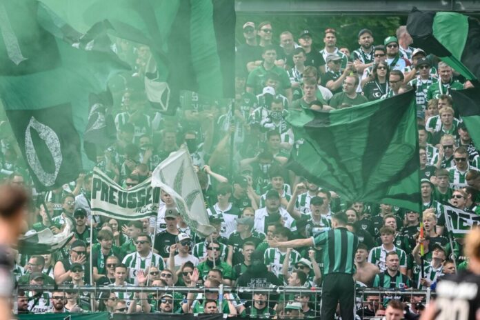 Jubel in Grün: Münster bleibt zweitklassig.