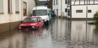 Eine Straße in Euskirchen steht unter Wasser. 