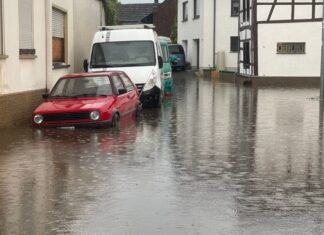 Eine Straße in Euskirchen steht unter Wasser. 