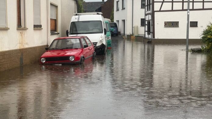 Eine Straße in Euskirchen steht unter Wasser. 