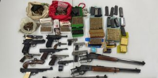 Die Polizei durchsuchte Wohnungen wegen des Verdachts auf illegalen Waffenhandel.
