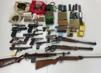 Die Polizei durchsuchte Wohnungen wegen des Verdachts auf illegalen Waffenhandel.