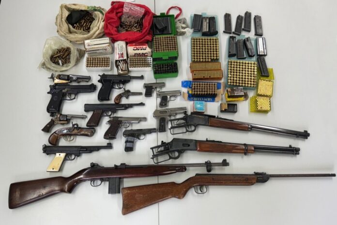 Die Polizei durchsuchte Wohnungen wegen des Verdachts auf illegalen Waffenhandel.