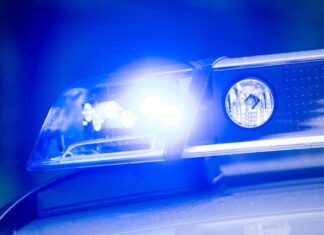 Der 40-Jährige übergab sein Kind schließlich unverletzt. (Symbolbild)