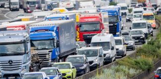Stoßstange an Stoßstange: So könnte für viele der Weg ins lange Himmelfahrts-Wochenende beginnen. (Symbolbild)