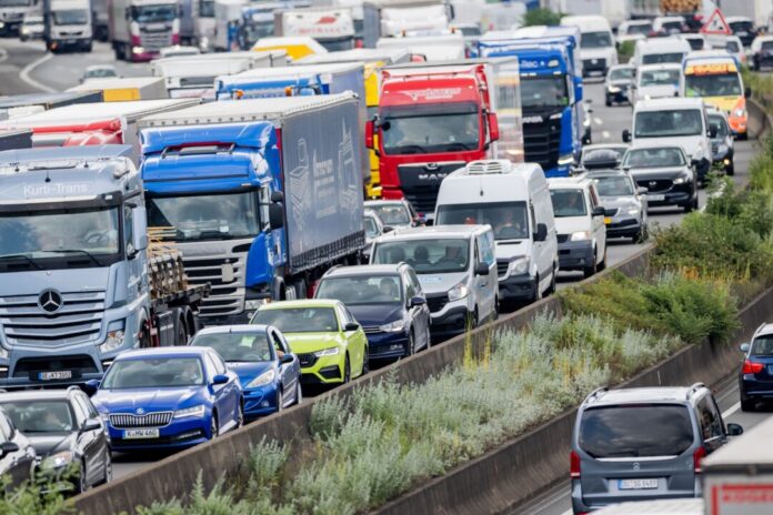 Stoßstange an Stoßstange: So könnte für viele der Weg ins lange Himmelfahrts-Wochenende beginnen. (Symbolbild)