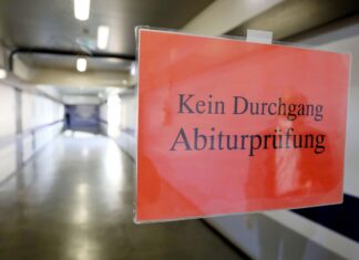 In einer Online-Petition beklagen sich Abiturienten über die diesjährige Klausur im Englisch-Leistungskurs und fordern eine faire Nachkorrektur (Foto-Illustration).
