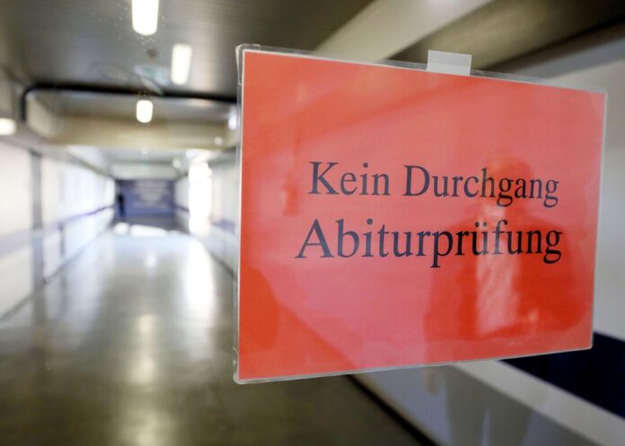 In einer Online-Petition beklagen sich Abiturienten über die diesjährige Klausur im Englisch-Leistungskurs und fordern eine faire Nachkorrektur (Foto-Illustration).