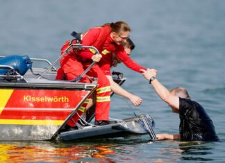 Fast 10.000 Rettungsschwimmer der DLRG sind im Sommer im Einsatz. (Archivbild)
