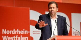 SPD-Bundesparteichef Lars Klingbeil weht von der nordrhein-westfälischen Basis ein scharfer Wind entgegen. 