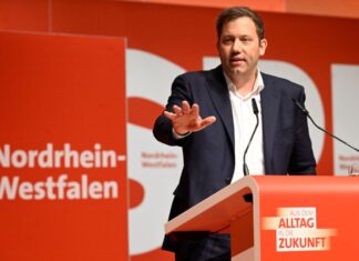 SPD-Bundesparteichef Lars Klingbeil weht von der nordrhein-westfälischen Basis ein scharfer Wind entgegen. 
