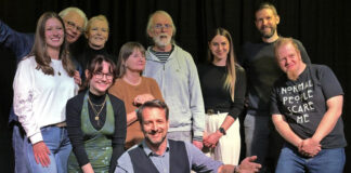 Abschlussfoto der vergangenen Show: Moderator Martin Erlewein (Mitte) mit den Künstlern. Foto: privat
