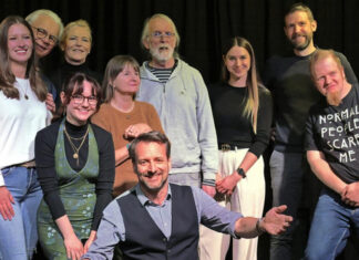 Abschlussfoto der vergangenen Show: Moderator Martin Erlewein (Mitte) mit den Künstlern. Foto: privat