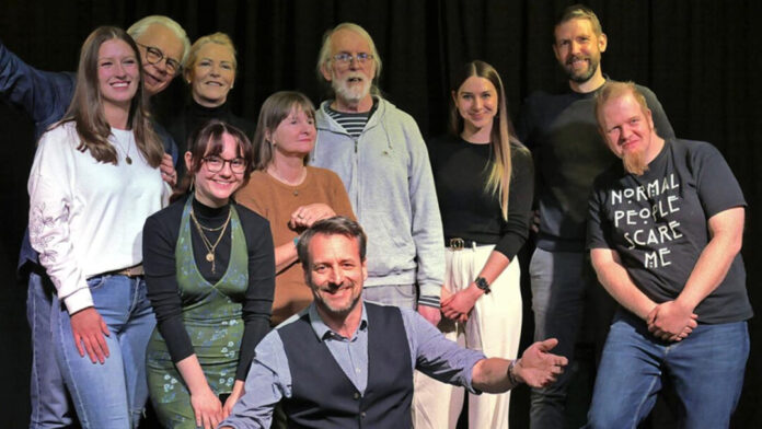 Alldiekunst Abschlussfoto der vergangenen Show: Moderator Martin Erlewein (Mitte) mit den Künstlern. Foto: privat