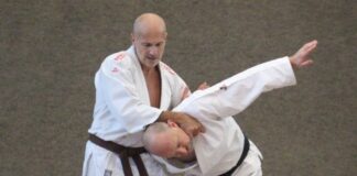 Der Jiu Jitsu-Meister Bernd Backes mit einem Trainingspartner. Foto: privat