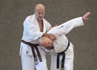 Der Jiu Jitsu-Meister Bernd Backes mit einem Trainingspartner. Foto: privat