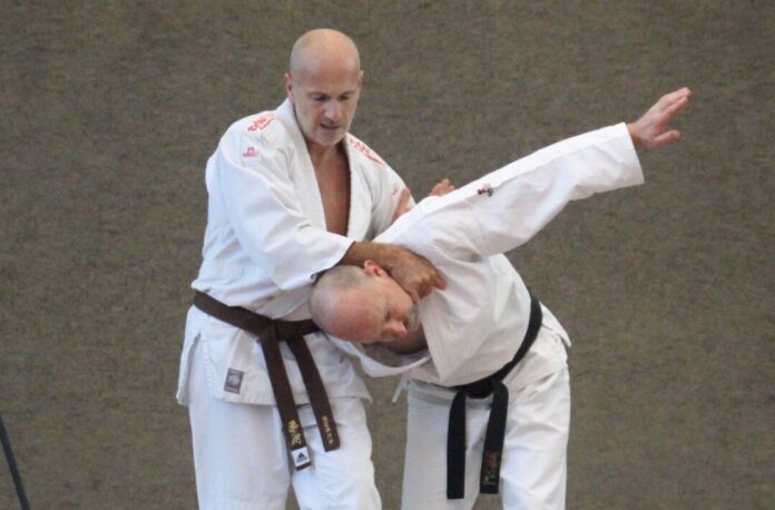 Der Jiu Jitsu-Meister Bernd Backes mit einem Trainingspartner. Foto: privat