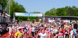Angefeuert wurden besonders die jungen Läuferinnen und Läufer. Foto: Mettmann-Sport