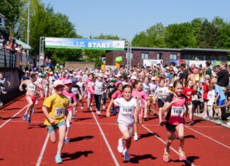 Angefeuert wurden besonders die jungen Läuferinnen und Läufer. Foto: Mettmann-Sport