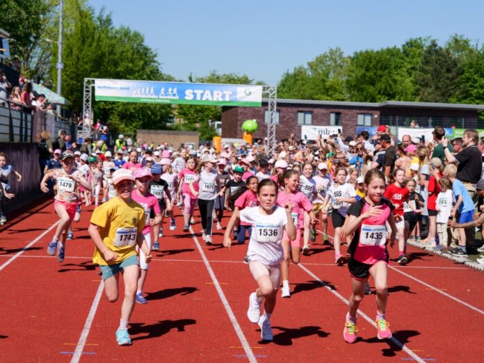 Angefeuert wurden besonders die jungen Läuferinnen und Läufer. Foto: Mettmann-Sport