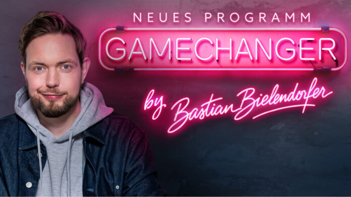 Comedian Bastian Bielendorfer kommt am 16.01.2026 mit seinem neuen Programm GameChanger in die Stadthalle Erkrath. Foto: Sebastian Z Wolff, Artwork: Astrid Schmitz
