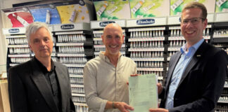 Bürgermeister Christoph Schultz (r.) und Matthias Durstewitz (l.) von der Bauaufsicht übergaben gemeinsam an Uwe Petrow (M.), kaufmännischer Leiter der H. Schmincke & Co. GmbH, die Baugenehmigung für die geplante Erweiterung des Gewerbestandortes an der Heinrich-Hertz-Straße in Unterfeldhaus. Foto: Stadt Erkrath