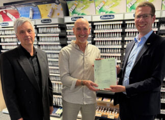 Bürgermeister Christoph Schultz (r.) und Matthias Durstewitz (l.) von der Bauaufsicht übergaben gemeinsam an Uwe Petrow (M.), kaufmännischer Leiter der H. Schmincke & Co. GmbH, die Baugenehmigung für die geplante Erweiterung des Gewerbestandortes an der Heinrich-Hertz-Straße in Unterfeldhaus. Foto: Stadt Erkrath