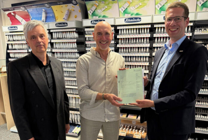 Bürgermeister Christoph Schultz (r.) und Matthias Durstewitz (l.) von der Bauaufsicht übergaben gemeinsam an Uwe Petrow (M.), kaufmännischer Leiter der H. Schmincke & Co. GmbH, die Baugenehmigung für die geplante Erweiterung des Gewerbestandortes an der Heinrich-Hertz-Straße in Unterfeldhaus. Foto: Stadt Erkrath