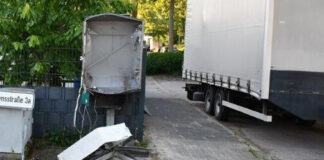 Teile des Zigarettenautomaten lagen verstreut auf dem Boden Foto: Polizei