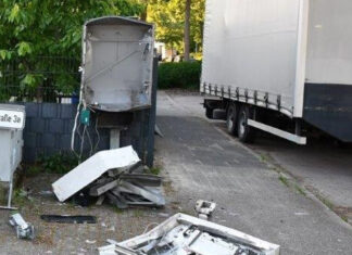Teile des Zigarettenautomaten lagen verstreut auf dem Boden Foto: Polizei