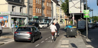 Die Polizei kontrollierte an der Solinger Straße in Langenfeld den Seitenabstand beim Überholen von Radfahrenden. Foto: Polizei